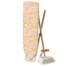 Maileg poppenhuis strijkplank met strijkijzer