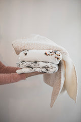 Mies & Co soft teddy wiegdeken bumble love offwhite